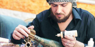 Bombaları ve silahları tuvale çeviren ressam