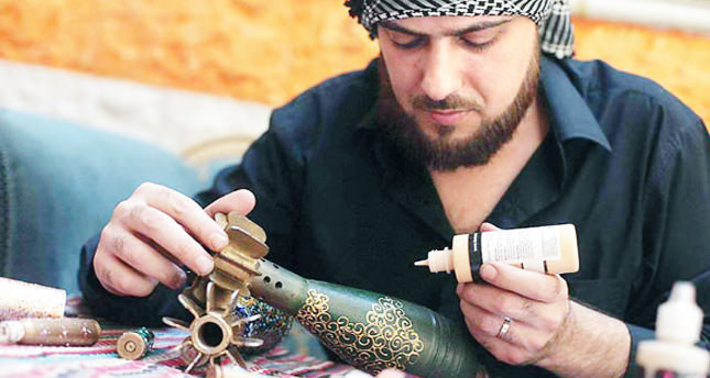 Bombaları ve silahları tuvale çeviren ressam