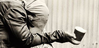 Sokak sokak seni dileniyorum