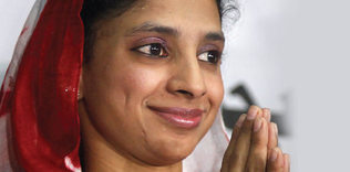 Kimliksiz kız ailesini bekliyor