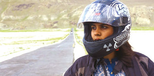 Afgan kızı motosikletle dünya turunda