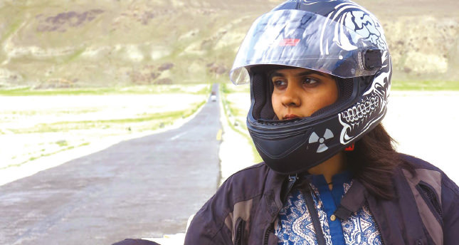 Afgan kızı motosikletle dünya turunda