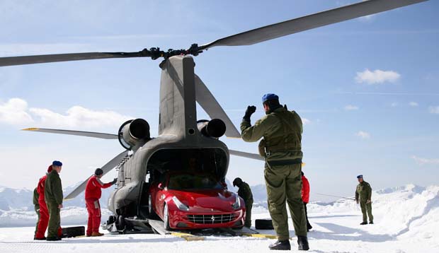 FERRARİ FF'LERE ASKER YARDIMI