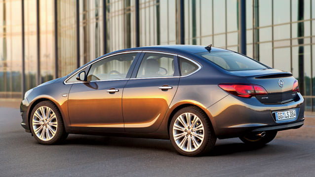 OPEL ASTRA SEDAN GELİYOR