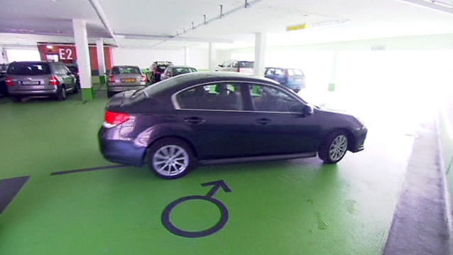 TRİBERG KASABASINDA OTOMOBİLLERİ ERKEKLER PARK EDİYOR
