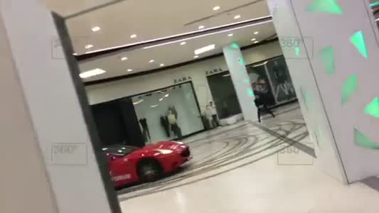 Ferrari’siyle AVM’ye daldı!
