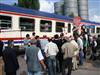 Yolcu treni kamyonetle çarp��t�