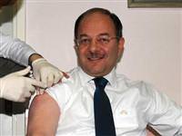 Bakan'�n o�lu ve k�z� domuz gribi