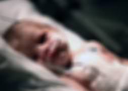 Bir günlük bebe�i soka�a att�lar