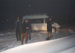 Yolcu minibüsü <a href="/index/kar" target="_blank" class="tkktLnk" rel="tag">kar</a>da 4 saat mahsur kald�