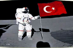 Ay'a giden <a href="/index/turk_bayragi" target="_blank" class="tkktLnk" rel="tag">Türk bayra��</a> dönüyor