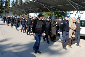 <a href="/index/adana_452691056013" target="_blank" class="tkktLnk" rel="tag">Adana</a>'da 8 tutuklama