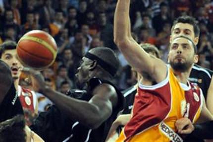Galatasaray öne geçti
