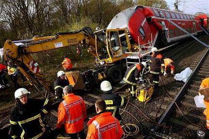 Tren kazas�: 33 yaral�