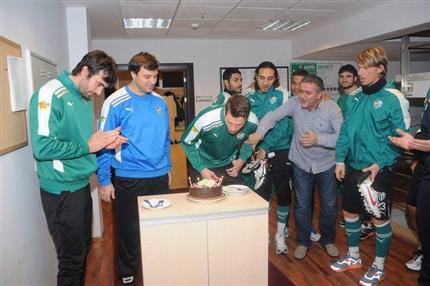 Bursaspor 3 y�ld�zla yollar�n� ay�r�yor