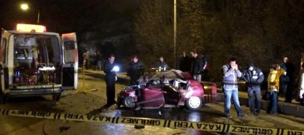 2 otomobil kafa kafaya çarpıştı: 4 ölü