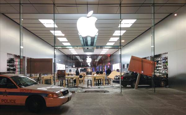 Kaza: Apple Store'a araba girdi
