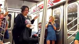 New York metrosunda dilenci şov