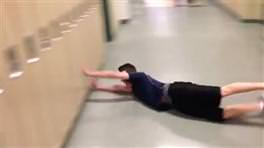 İnternetin yeni fenomeni: Hallway yüzüşü