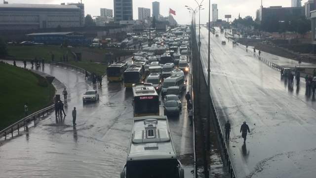 Yaz yağmuru İstanbul trafiğini felç etti