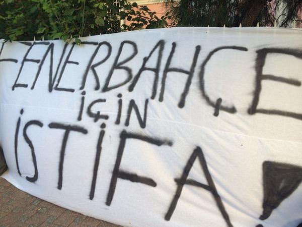 Fenerbahçeli taraftarlar Aziz Yıldırım'ın istifasını istiyor - 1