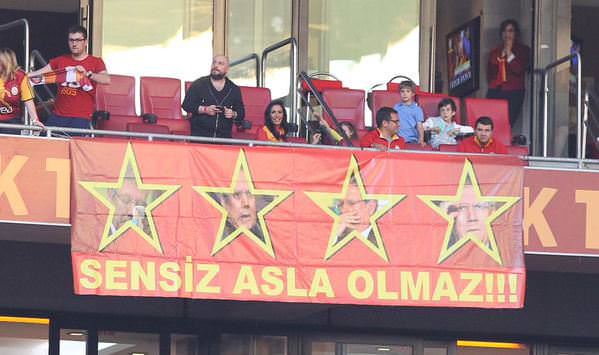 Arena'da Aziz Yıldırım pankartı - 1