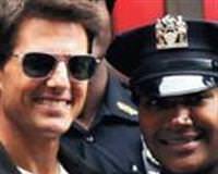 Tom Cruise polisleri ziyaret etti