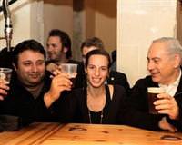 Netanyahu bara gitti gençlerle bira içti