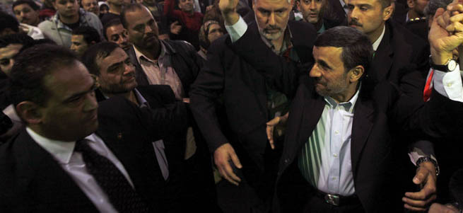 Ahmedinejad’a ayakkabı atıldı