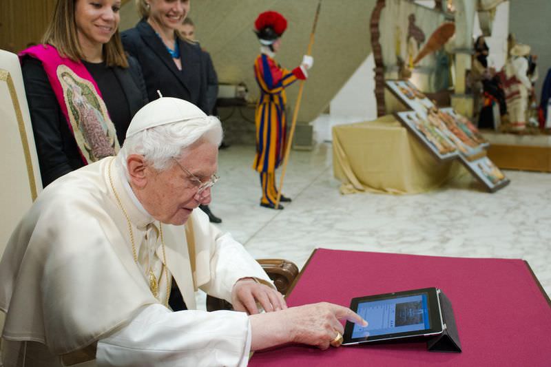 Papa twitter hesabını kapatıyor