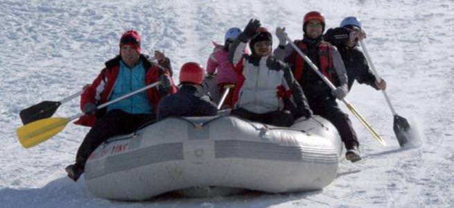 Karda ’’rafting’’ heyecanı