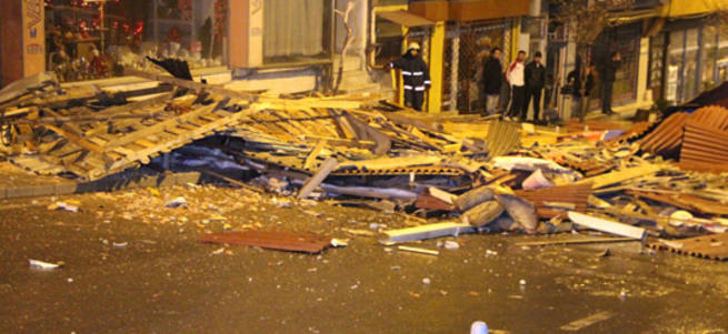 İstanbul’da fırtına çatıları uçurdu