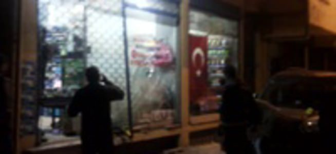 Türk bayraklı dükkana bomba