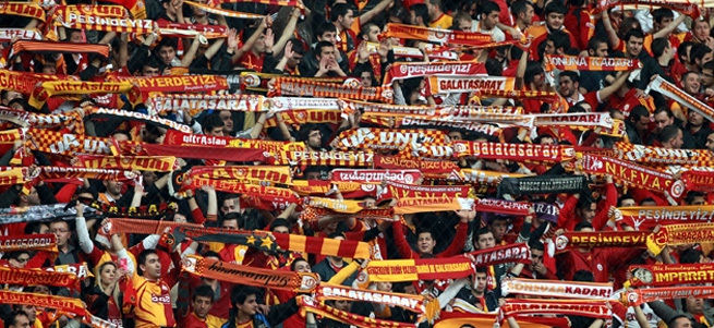 Galatasaray taraftarı ikiye bölündü