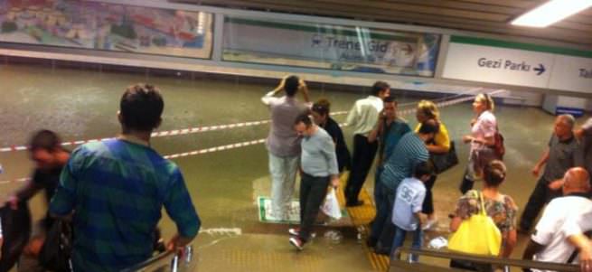 Taksim metrosunun girişi kapatıldı!