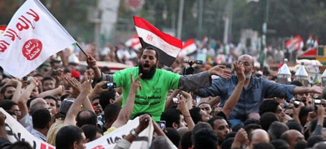 Mursi karşıtları İhvan’ı bastı