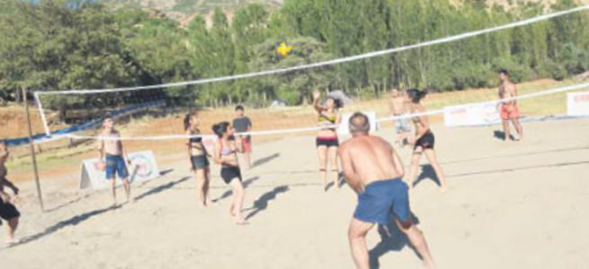 Pülümür’de beach volley