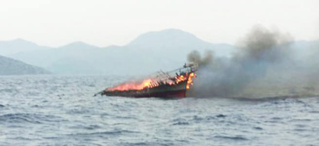 İtalyan teknesi yandı