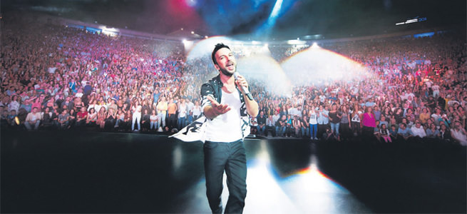 Tarkan’a ’Aşk’ pankartı