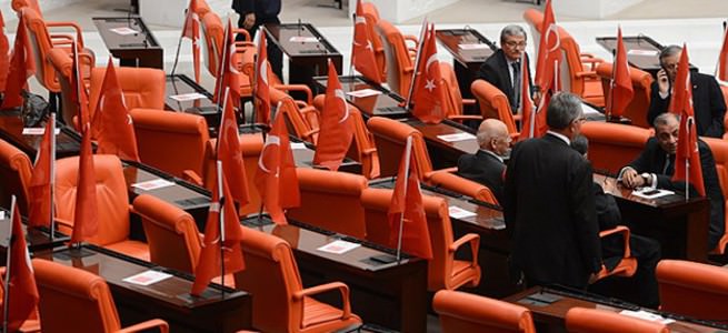 Meclis’te Türk bayraklı protesto