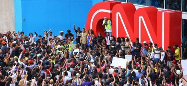 Binlerce kişi CNN’i protesto etti