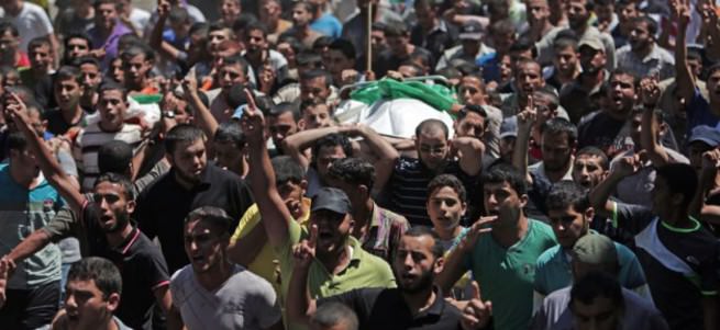 İsrail cenaze törenine saldırdı