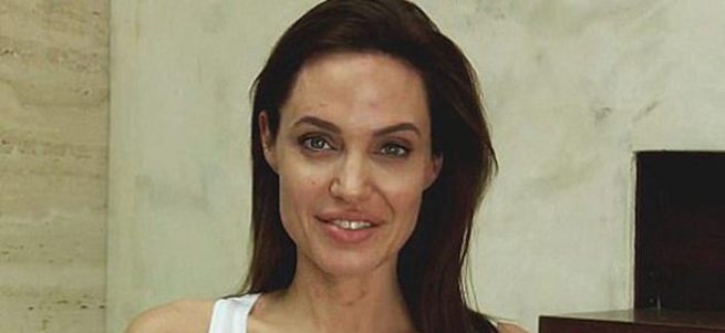 Angelina Jolie su çiçeği kaptı