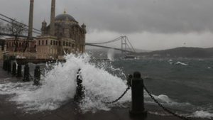 Şiddetli lodos İstanbul’da hayatı felç etti