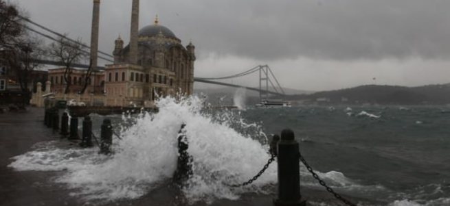 Şiddetli lodos İstanbul’da hayatı felç etti