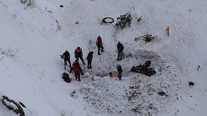 Çığ altında kalan işçilerden 2’sinin cesedine ulaşıldı