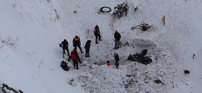 Çığ altında kalan işçilerden 2’sinin cesedine ulaşıldı