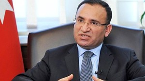 Adalet Bakanı Bekir Bozdağ anayasal zorunluluk nedeniyle istifa etti