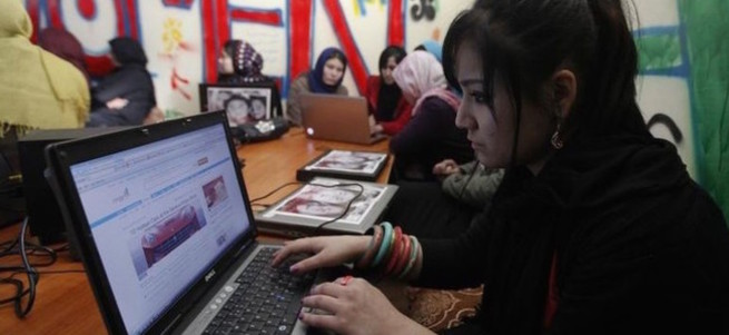 Kadınlar için ’pembe internet kafe’ler geliyor!