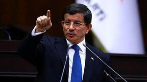 Başbakan Davutoğlu Arınç-Gökçek tartışması hakkında konuştu